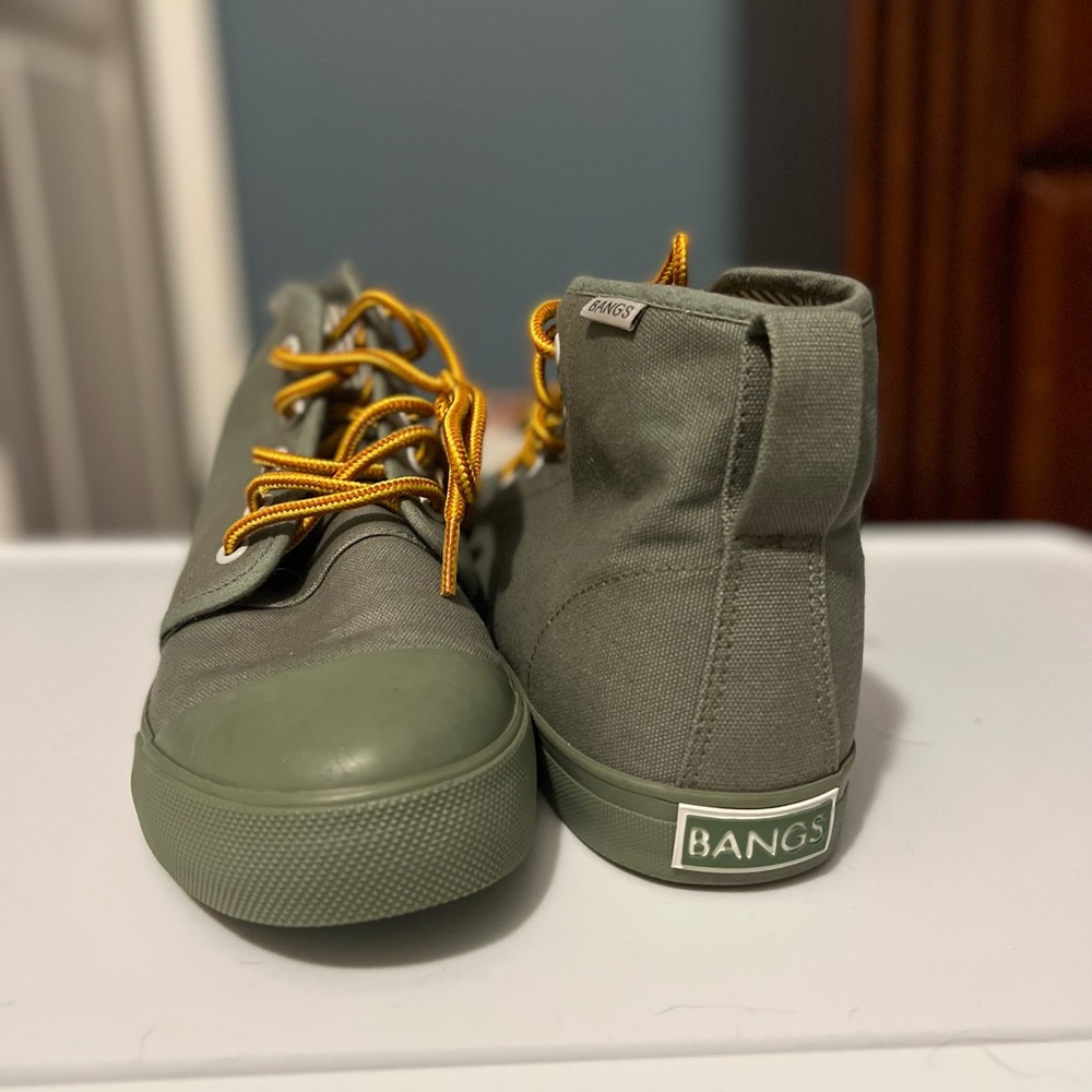 BANGS shoes size 7.5 with fun accent laces! Sage